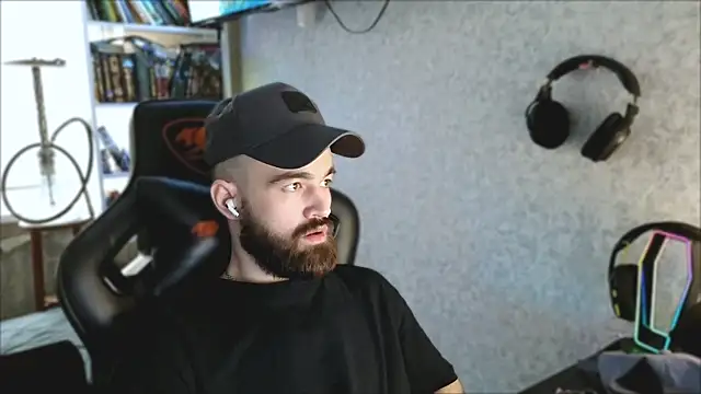 Snapshot of _Mostly_ chatting on April 2026 03:40:02 PM Mostly online show from April 2026 03:40:02 PM