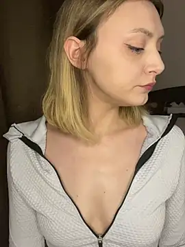 Leecey online show from April 2026 07:19:01 PM