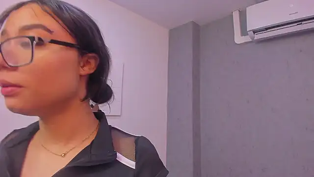 Snapshot of lil_miia chatting on February 2026 07:15:01 PM lil miia online show from February 2026 07:15:01 PM