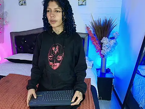 Snapshot of HannahBlue_ chatting on February 2026 12:33:02 PM HannahBlue online show from February 2026 12:33:02 PM