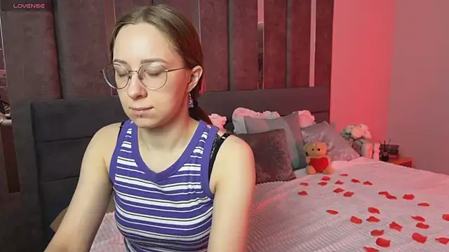 Snapshot of LillAlice chatting on February 2026 12:48:01 AM LillAlice online show from February 2026 12:48:01 AM