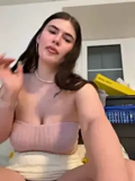 Snapshot of Evie-Moore chatting on February 2026 05:19:02 PM Evie-Moore online show from February 2026 05:19:02 PM