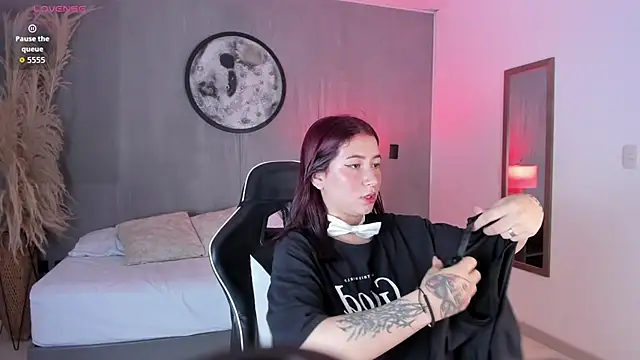 charlottee27  online show from February 2026 02:21:01 AM