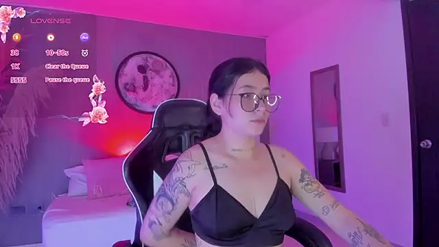 Snapshot of charlottee27_ chatting on June 2026 02:11:01 AM charlottee27 online show from June 2026 02:11:01 AM