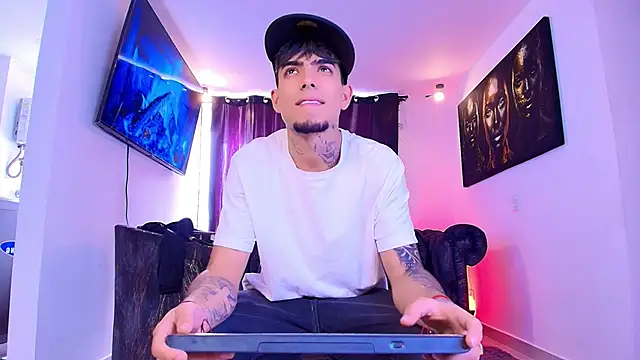 Snapshot of miguel_aguirre_ chatting on February 2026 02:49:02 PM miguel aguirre online show from February 2026 02:49:02 PM