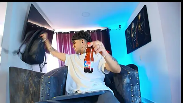 Snapshot of miguel_aguirre_ chatting on February 2026 01:40:02 PM miguel aguirre online show from February 2026 01:40:02 PM