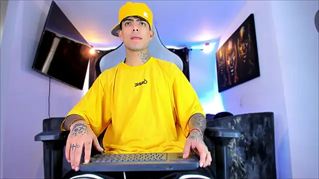 Snapshot of miguel_aguirre_ chatting on February 2026 12:50:02 PM miguel aguirre online show from February 2026 12:50:02 PM