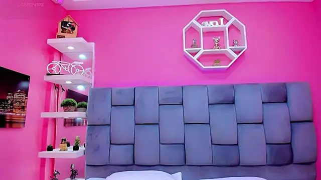 ManuelaJohnson online show from April 2026 12:43:01 PM