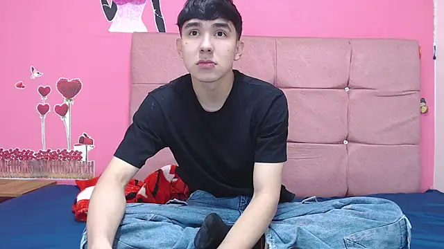 massimoferrera303av online show from February 2026 05:19:01 PM