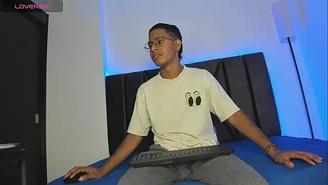 Snapshot of StellayDrake chatting on February 2026 01:33:02 PM StellayDrake online show from February 2026 01:33:02 PM