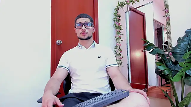 Snapshot of valenssio_moretti chatting on February 2026 08:10:01 PM valenssio moretti online show from February 2026 08:10:01 PM