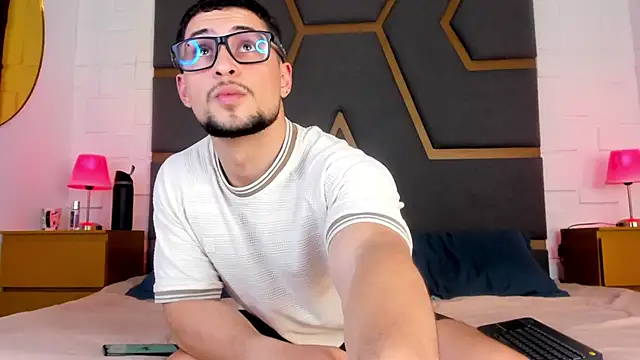 valenssio moretti online show from April 2026 03:22:01 AM