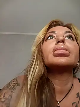 Snapshot of MiaMooly chatting on October 2025 03:08:01 PM MiaMooly online show from October 2025 03:08:01 PM