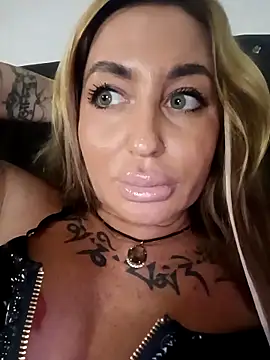 Snapshot of MiaMooly chatting on November 2025 05:34:02 PM MiaMooly online show from November 2025 05:34:02 PM