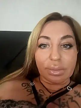 Snapshot of MiaMooly chatting on December 2025 04:27:01 PM MiaMooly online show from December 2025 04:27:01 PM