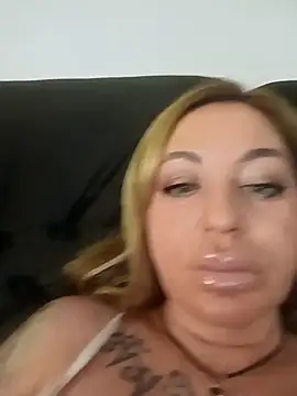 Snapshot of MiaMooly chatting on December 2025 05:43:02 PM MiaMooly online show from December 2025 05:43:02 PM