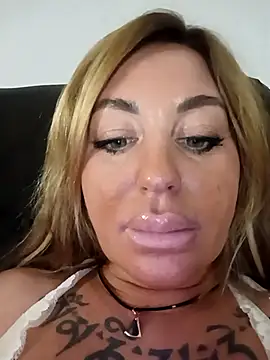 Snapshot of MiaMooly chatting on December 2025 07:53:02 PM MiaMooly online show from December 2025 07:53:02 PM