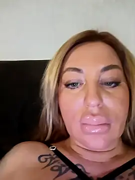 Snapshot of MiaMooly chatting on December 2025 06:35:02 PM MiaMooly online show from December 2025 06:35:02 PM