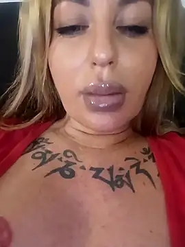 Snapshot of MiaMooly chatting on December 2025 04:14:01 PM MiaMooly online show from December 2025 04:14:01 PM