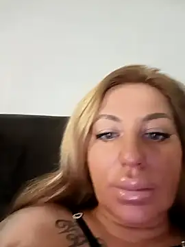 Snapshot of MiaMooly chatting on January 2026 04:53:01 PM MiaMooly online show from January 2026 04:53:01 PM