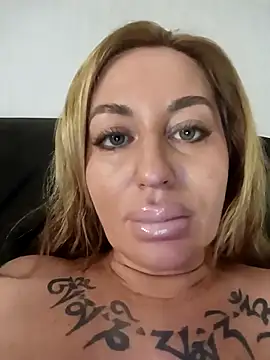 Snapshot of MiaMooly chatting on January 2026 04:45:02 PM MiaMooly online show from January 2026 04:45:02 PM