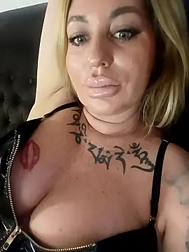 Snapshot of MiaMooly chatting on January 2026 06:55:02 PM MiaMooly online show from January 2026 06:55:02 PM