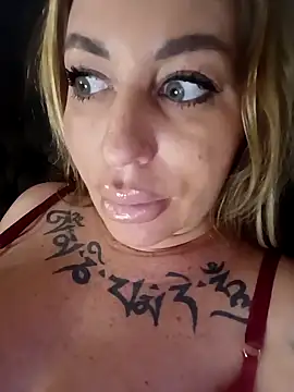 Snapshot of MiaMooly chatting on February 2026 04:46:02 PM MiaMooly online show from February 2026 04:46:02 PM