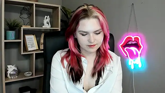 Snapshot of SweetLilyxo chatting on June 2026 01:57:01 PM SweetLilyxo online show from June 2026 01:57:01 PM