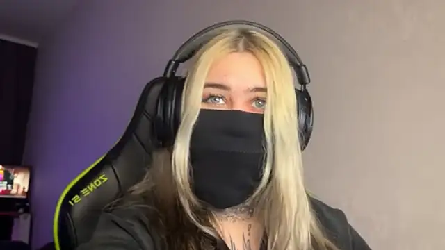 Snapshot of UnaXyling chatting on February 2026 08:18:02 AM UnaXyling online show from February 2026 08:18:02 AM