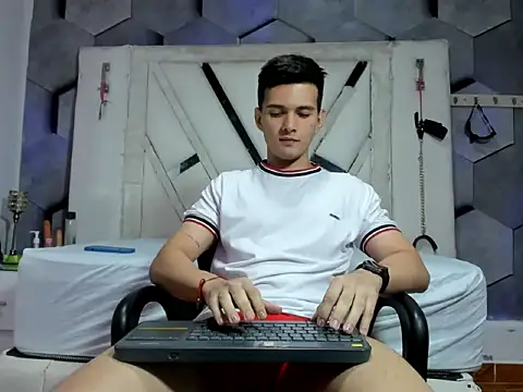 Snapshot of GoldenBoyM chatting on June 2026 03:42:01 AM GoldenBoyM online show from June 2026 03:42:01 AM