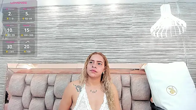 Snapshot of rossy_roose chatting on February 2026 07:01:01 PM rossy roose online show from February 2026 07:01:01 PM