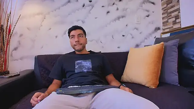 Max Hornye online show from April 2026 06:55:02 PM