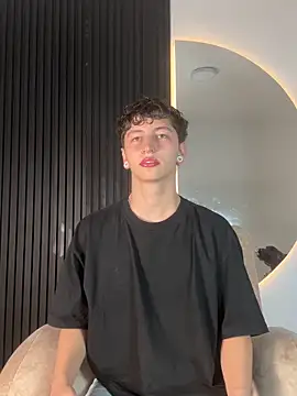 Snapshot of ARON_LUXX chatting on February 2026 03:11:01 AM ARON LUXX online show from February 2026 03:11:01 AM