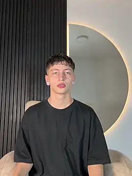 Snapshot of ARON_LUXX chatting on February 2026 03:02:01 AM ARON LUXX online show from February 2026 03:02:01 AM