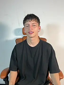 ARON LUXX online show from March 2026 04:32:01 PM