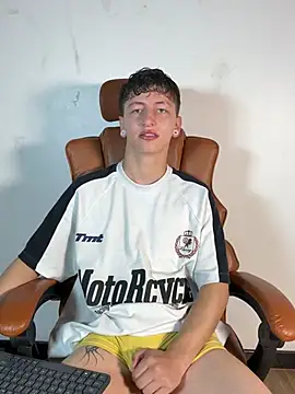 ARON LUXX online show from April 2026 02:36:01 PM