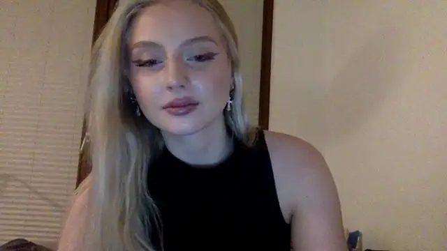 Snapshot of MayaWetDream chatting on March 2026 08:57:02 PM MayaWetDream online show from March 2026 08:57:02 PM