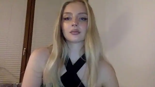 Snapshot of MayaWetDream chatting on April 2026 06:20:01 PM MayaWetDream online show from April 2026 06:20:01 PM