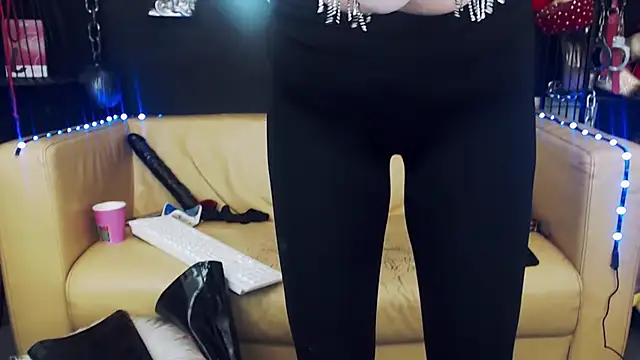 Snapshot of GoddessGeo chatting on November 2025 05:23:01 PM GoddessGeo online show from November 2025 05:23:01 PM