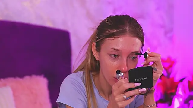 Snapshot of EllinaNuria chatting on February 2026 04:32:01 AM EllinaNuria online show from February 2026 04:32:01 AM