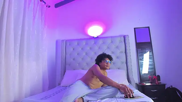 LatinoDark online show from February 2026 03:11:01 AM