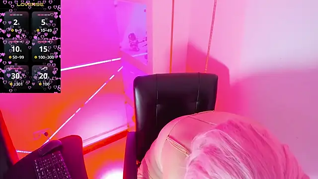 Snapshot of JoycePierce chatting on February 2026 12:34:01 PM JoycePierce online show from February 2026 12:34:01 PM