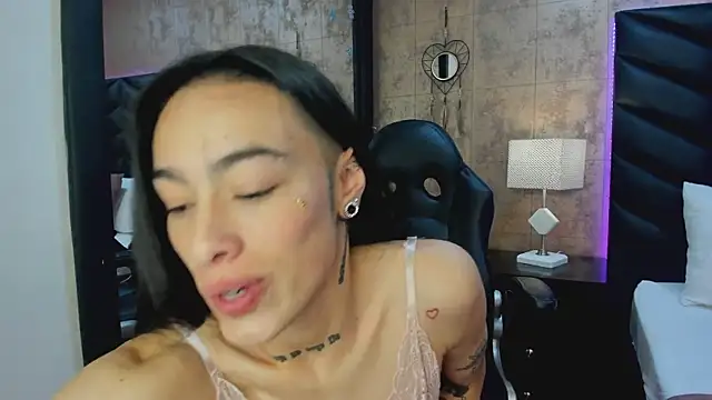 Snapshot of LaurenHazell chatting on March 2026 03:56:02 AM LaurenHazell online show from March 2026 03:56:02 AM