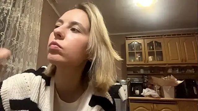 Snapshot of CharmingBlonde chatting on February 2026 06:19:01 PM CharmingBlonde online show from February 2026 06:19:01 PM