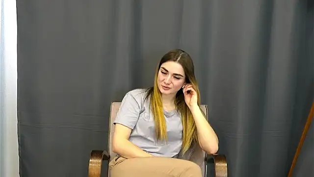 Snapshot of CharaVaz chatting on February 2026 07:56:01 AM CharaVaz online show from February 2026 07:56:01 AM