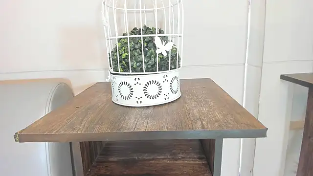 luna bradley  online show from April 2026 12:41:02 PM