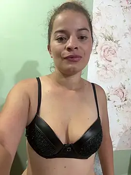 Snapshot of AriBeautiful chatting on February 2026 05:30:02 AM AriBeautiful online show from February 2026 05:30:02 AM