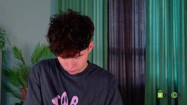 moon Gloww online show from March 2026 01:33:02 AM