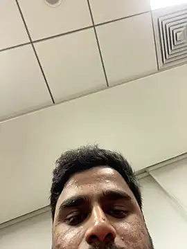 hassuniii online show from February 2026 04:00:02 PM