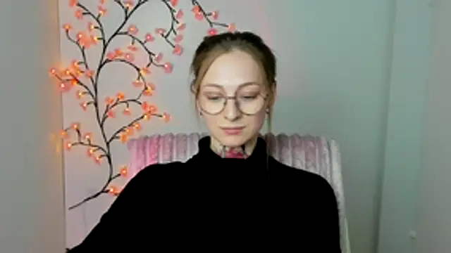 Esmi Winter online show from April 2026 06:52:02 PM